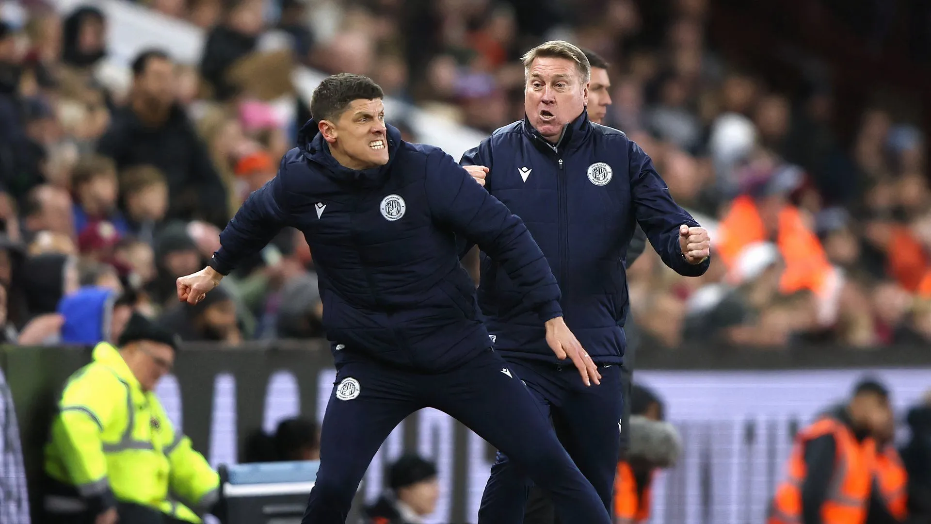 Alex Revell hướng dẫn đội hình Stevenage ở giải League One