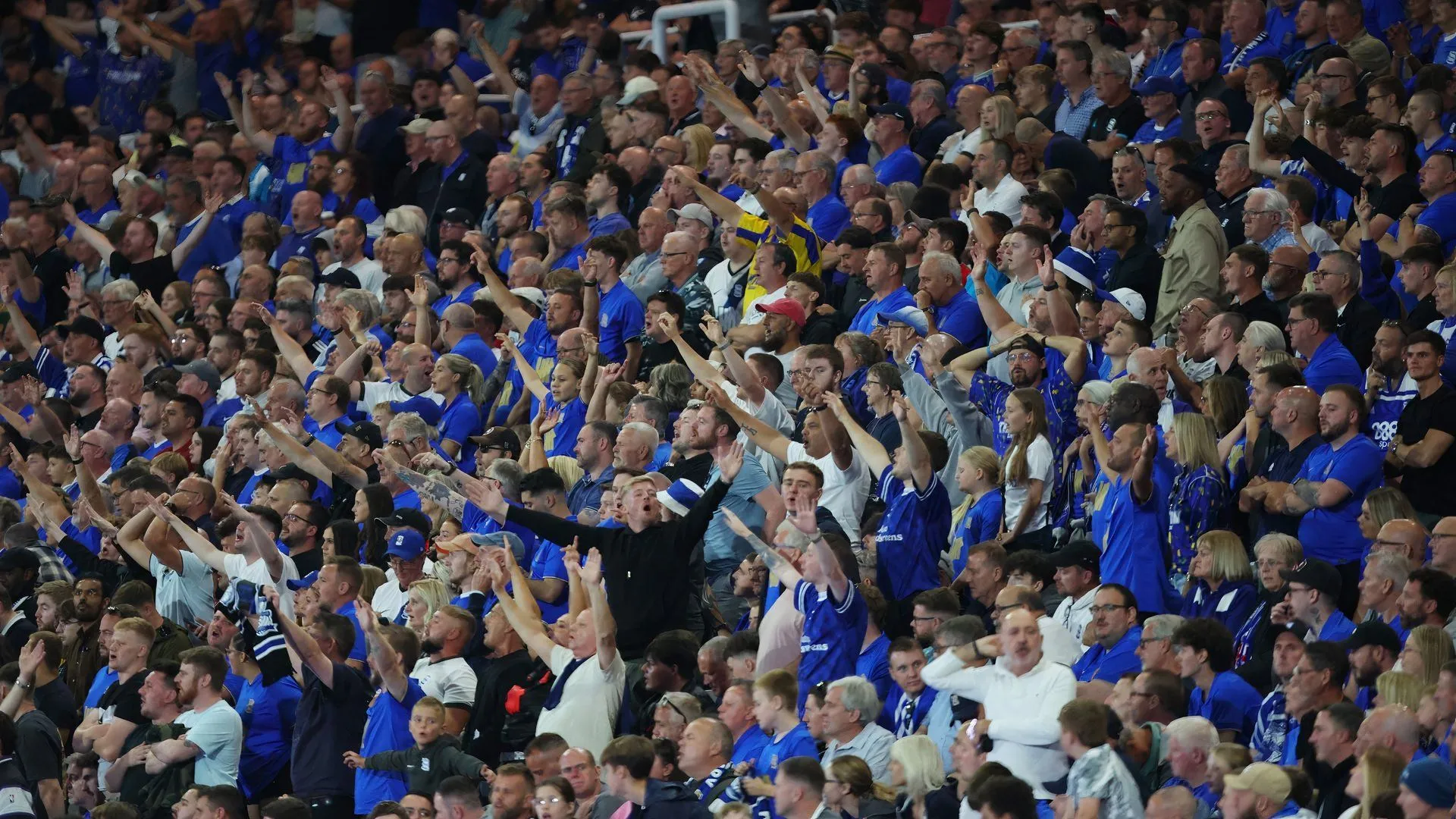 Birmingham City supporters vs Ipswich Town - Những CĐV Birmingham City cổ vũ đội nhà