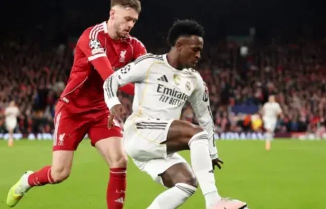 Bradley khóa chặt Vinicius trong suốt trận đấu