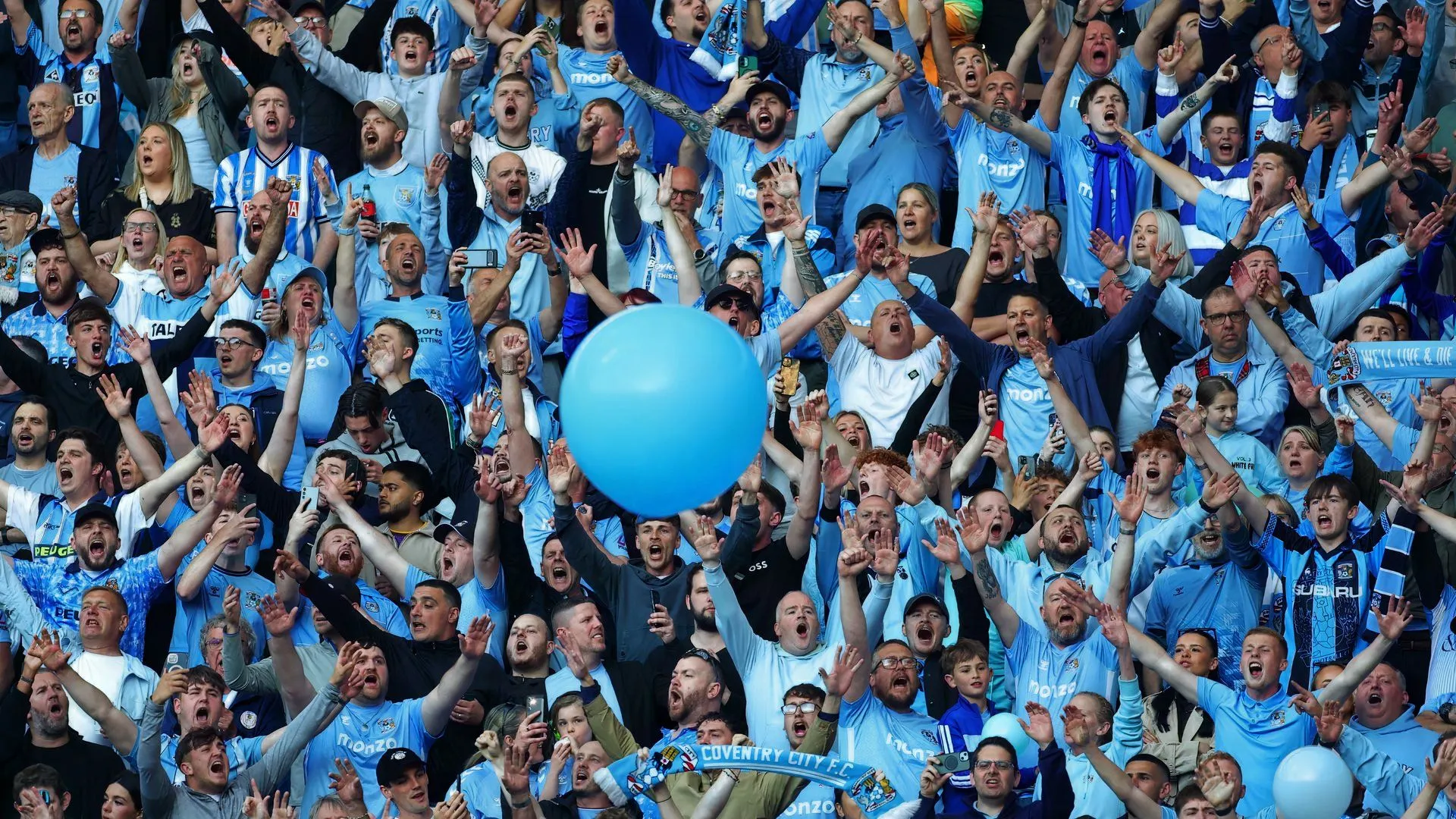 Các cổ động viên Coventry City tại sân CBS Arena