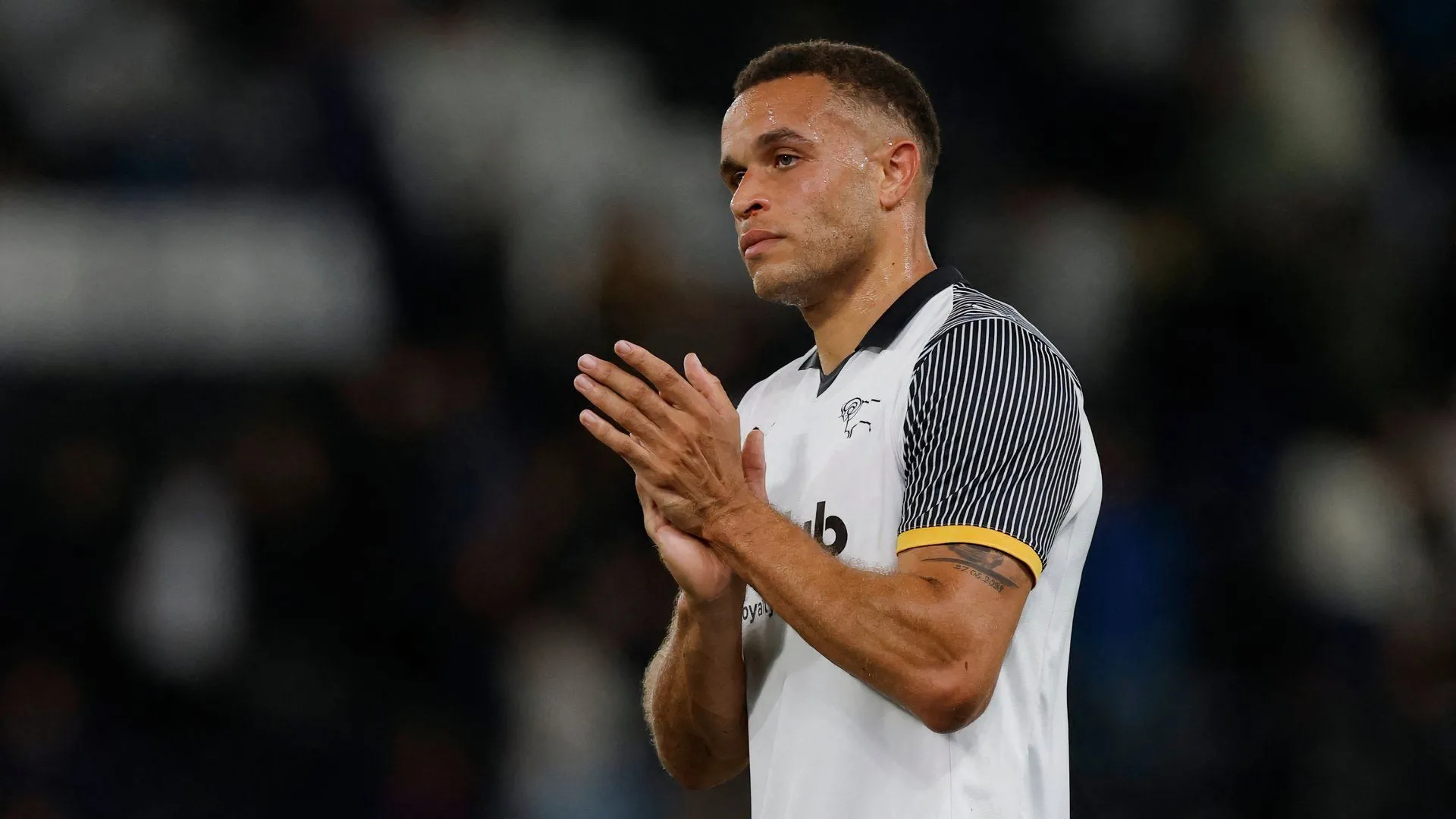 Carlton Morris trong trang phục Derby County