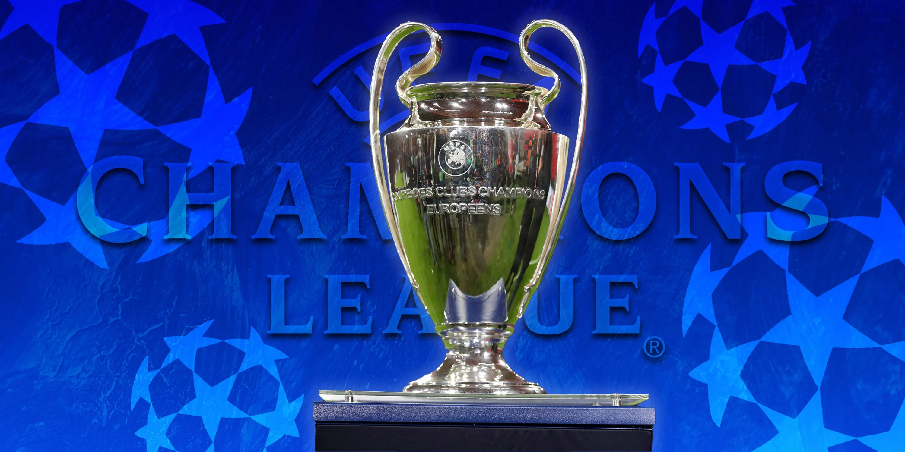 Chiếc Cúp Champions League với logo của giải đấu