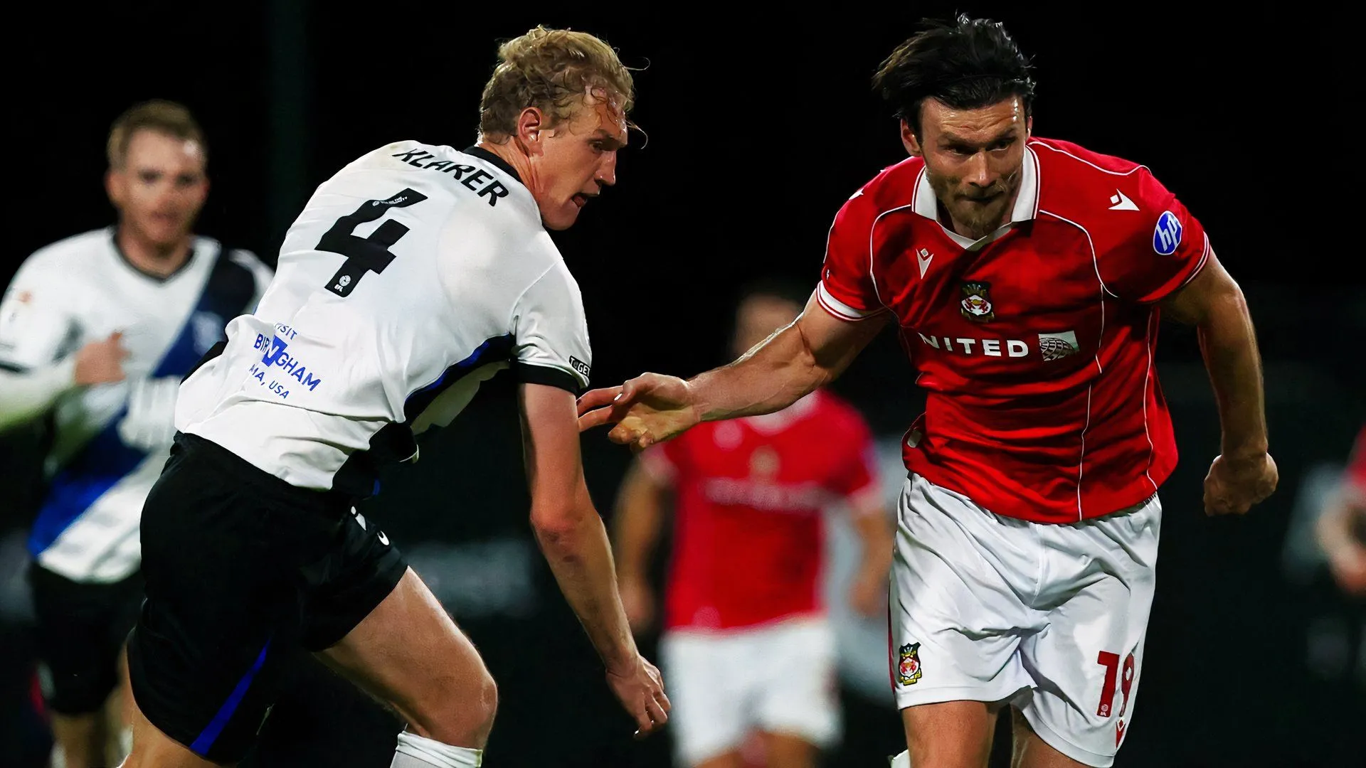 Christoph Klarer của Birmingham City đối đầu với Wrexham