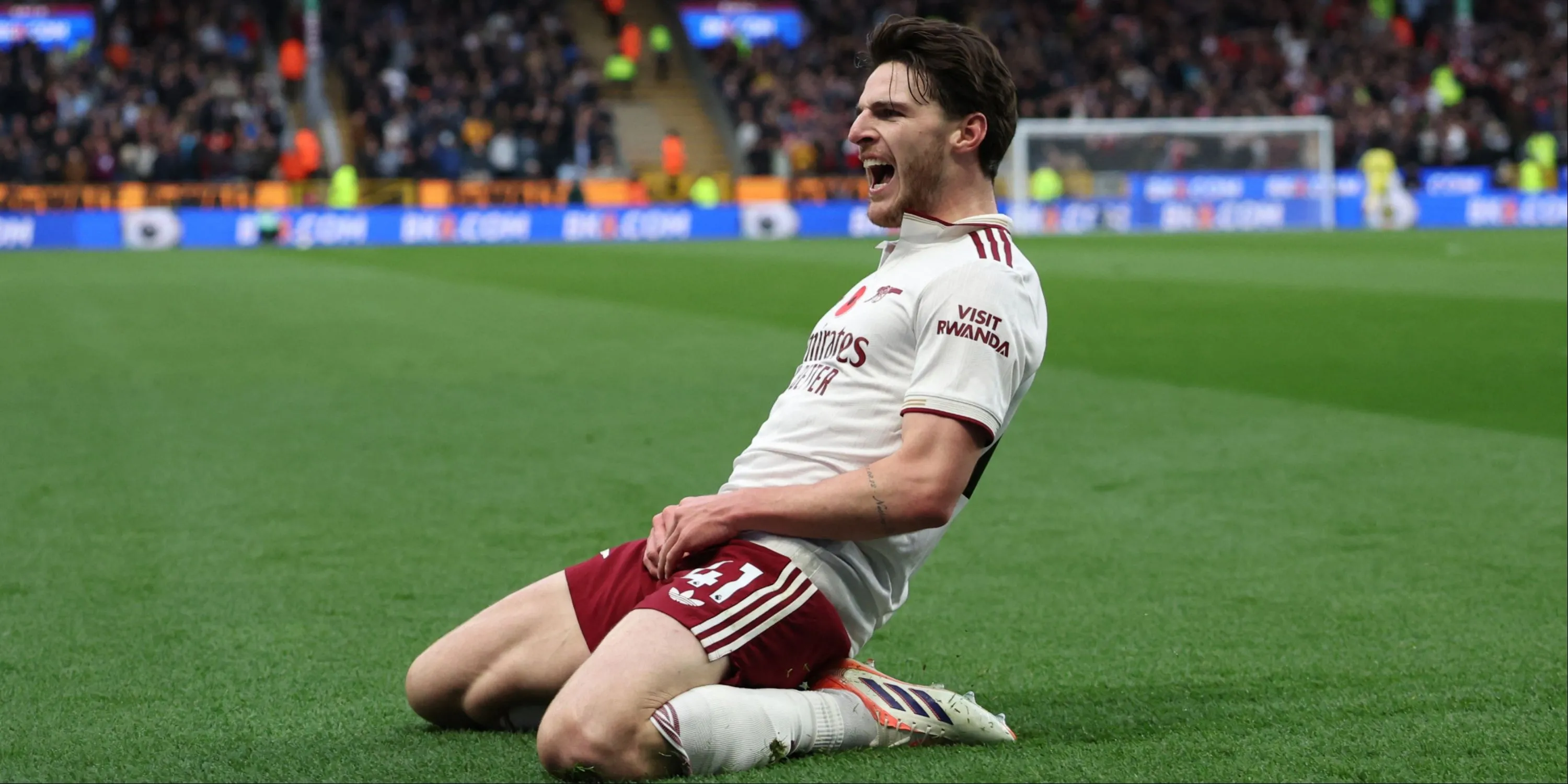 Declan Rice thực hiện một pha chuyền chính xác cho Arsenal trước Burnley