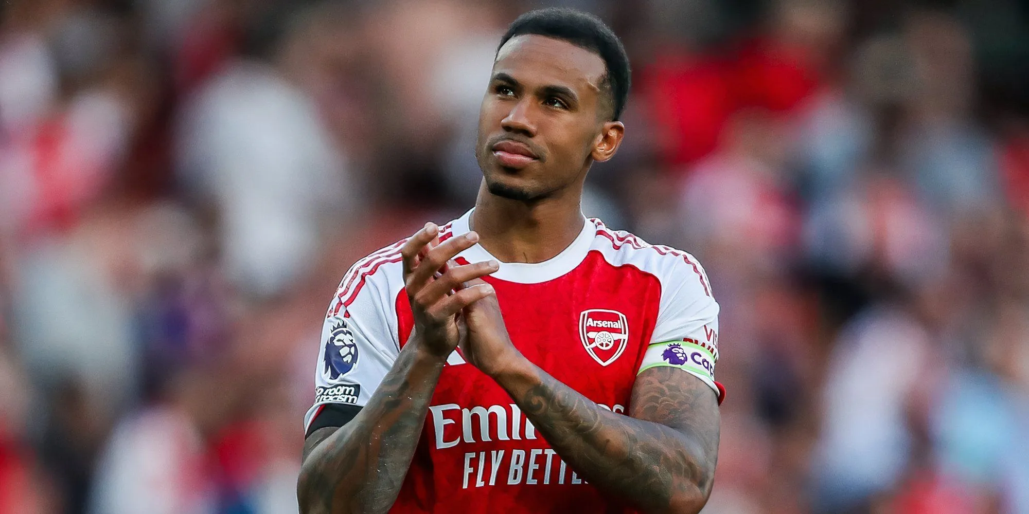 Gabriel Magalhaes trong trang phục Arsenal trên sân cỏ