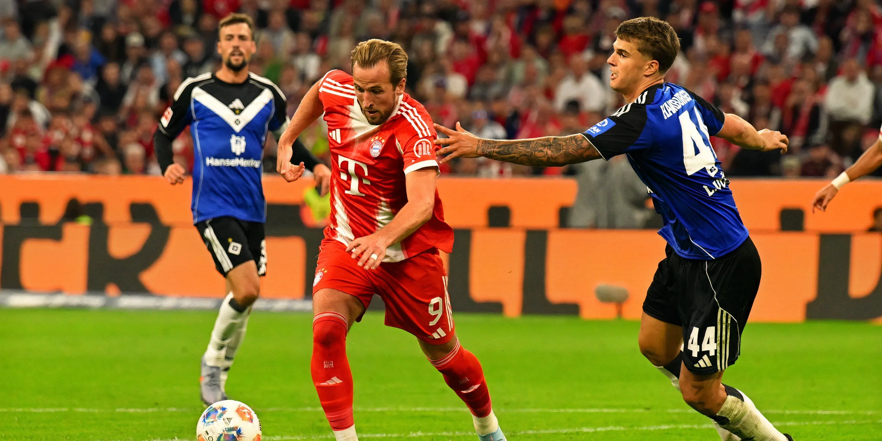 Harry Kane tranh chấp bóng với Luka Vuskovic trong một trận đấu gần đây