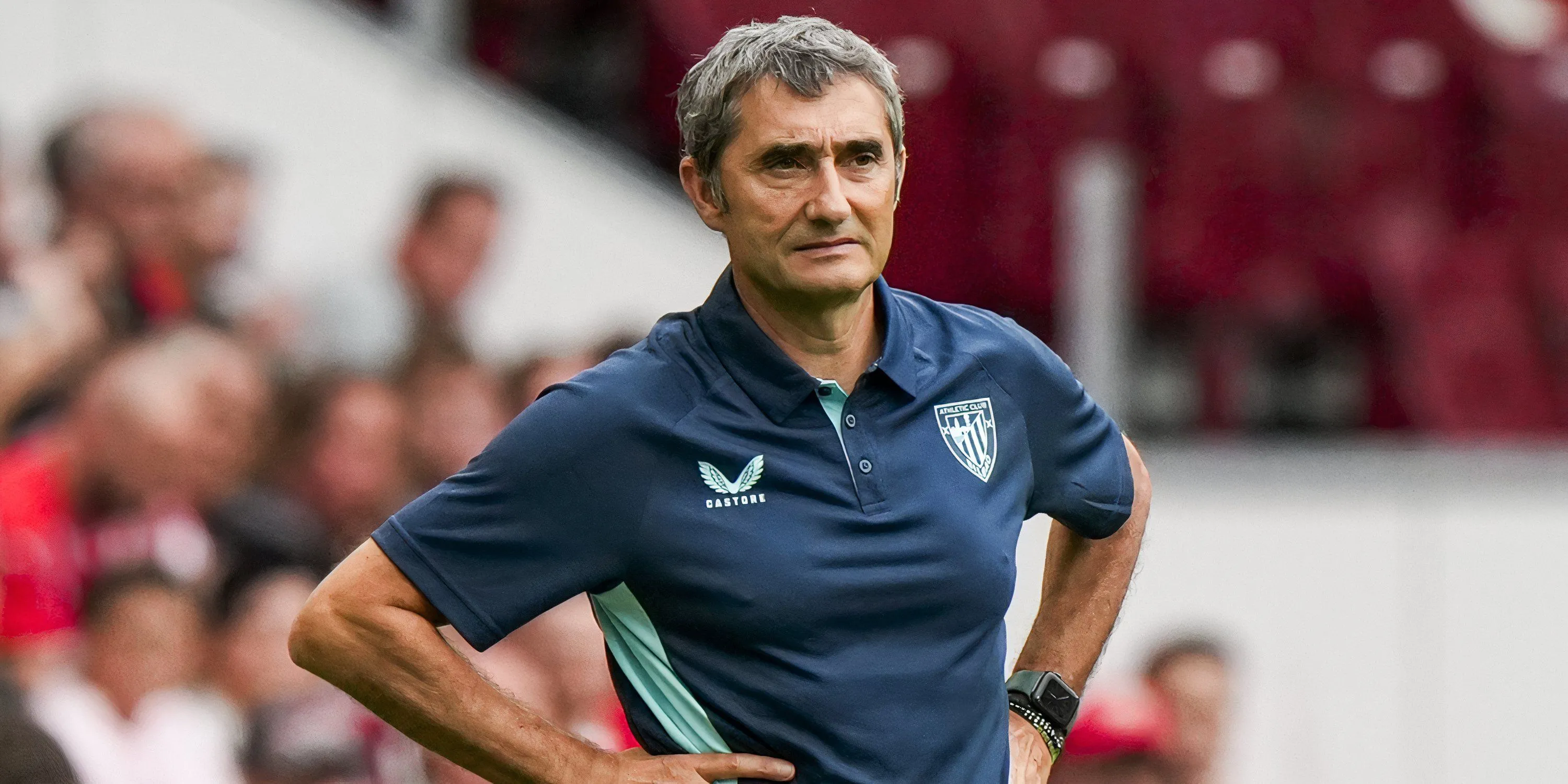 Huấn luyện viên Ernesto Valverde quan sát từ đường biên