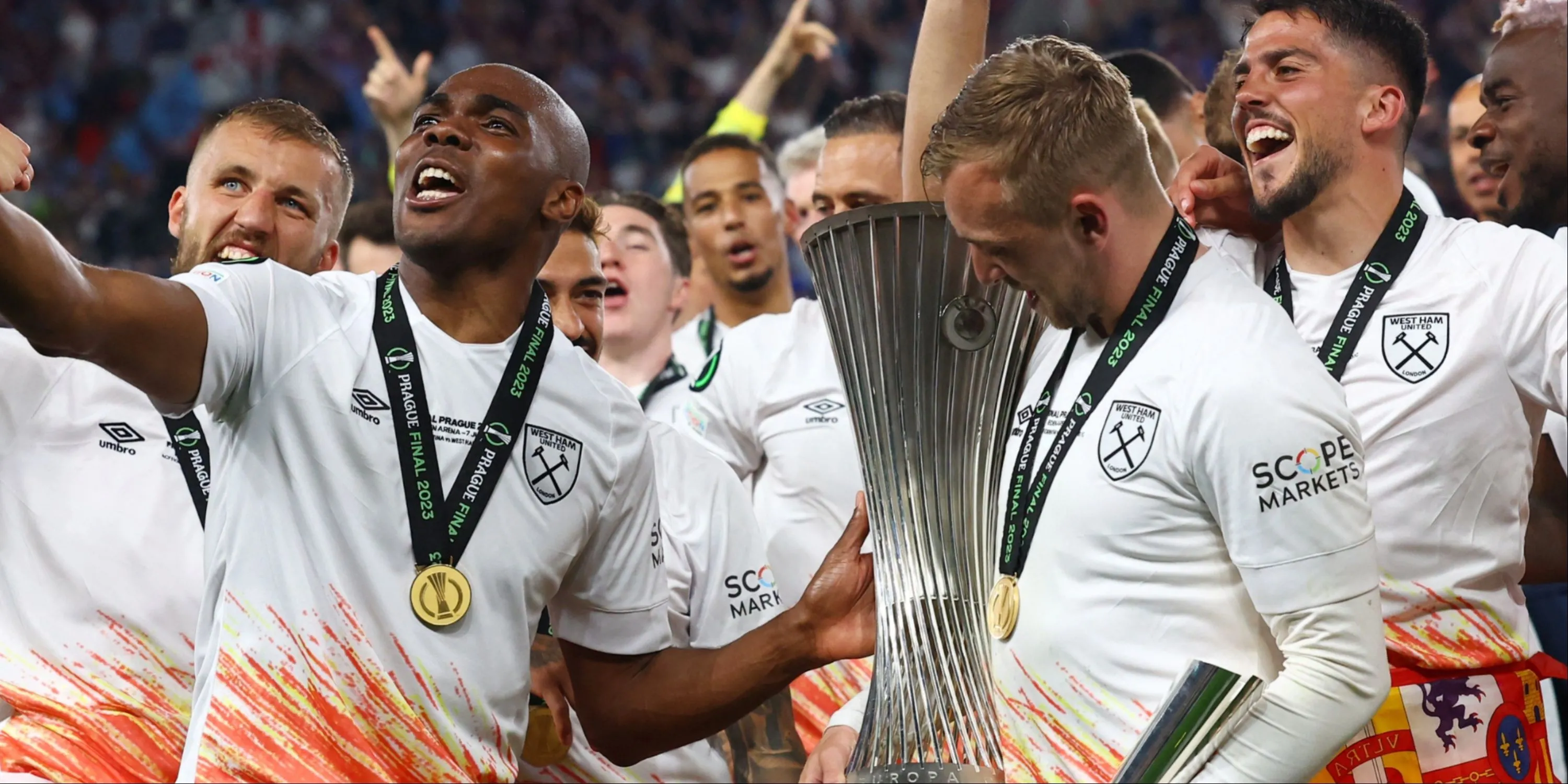 Jarrod Bowen nâng Cúp Europa Conference League của West Ham