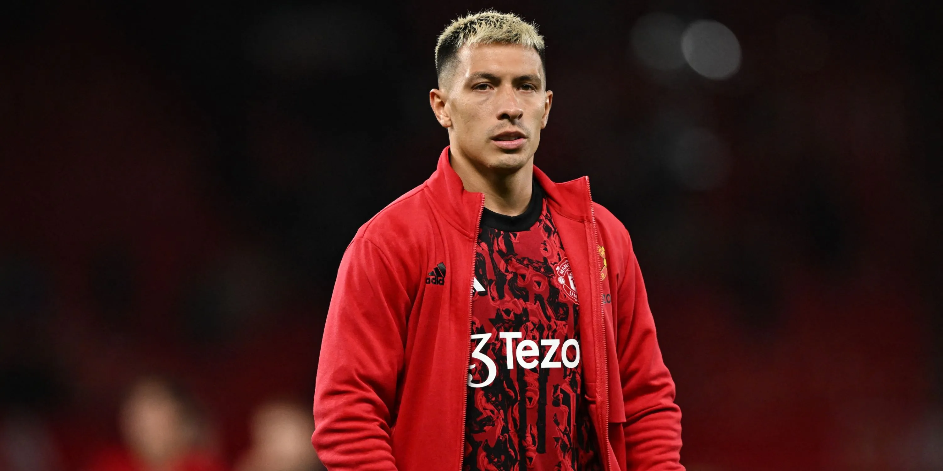 Lisandro Martinez tranh chấp bóng hướng về khung thành đối phương