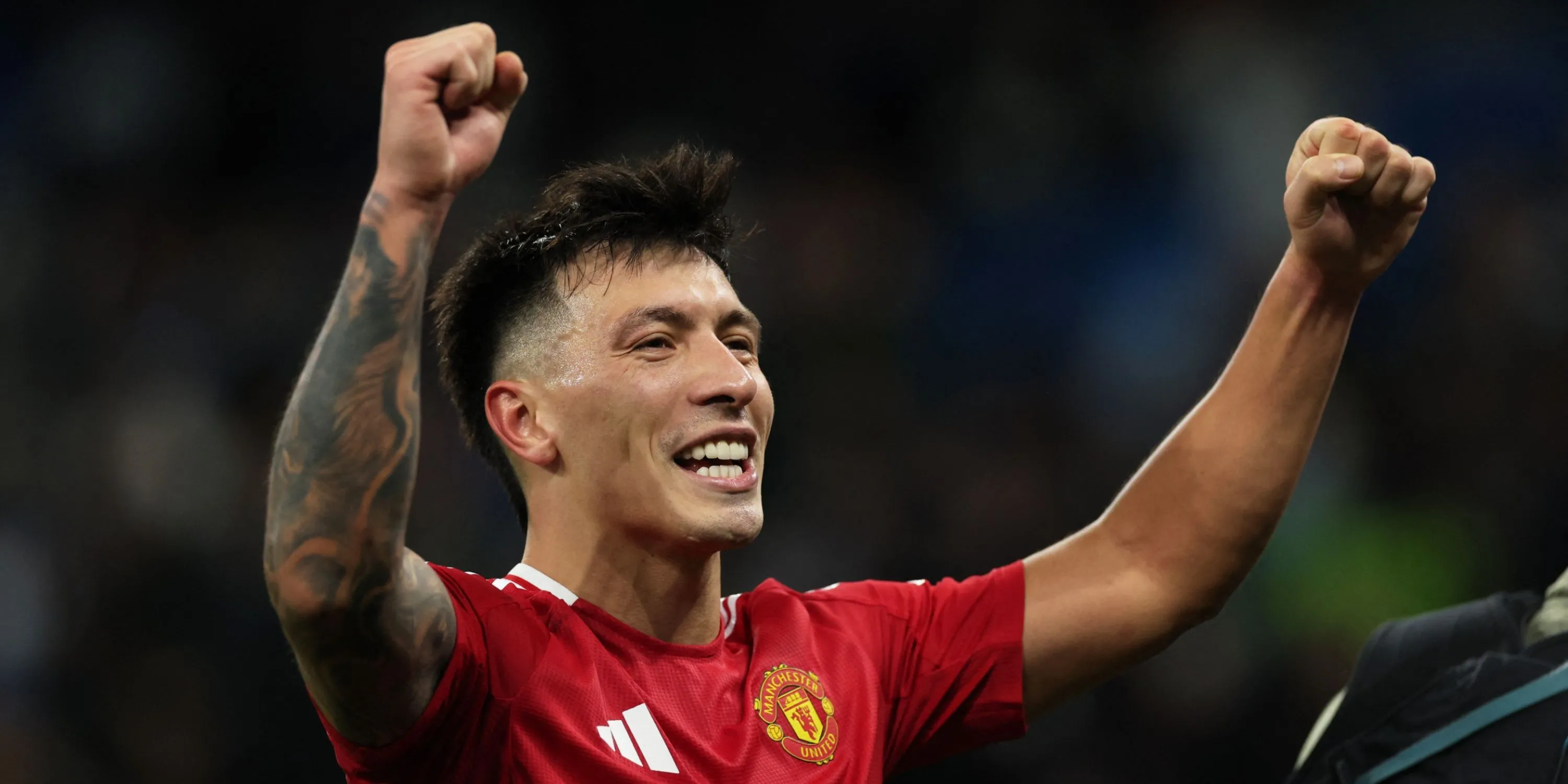 Lisandro Martinez trong hành động bảo vệ bóng tại sân Old Trafford