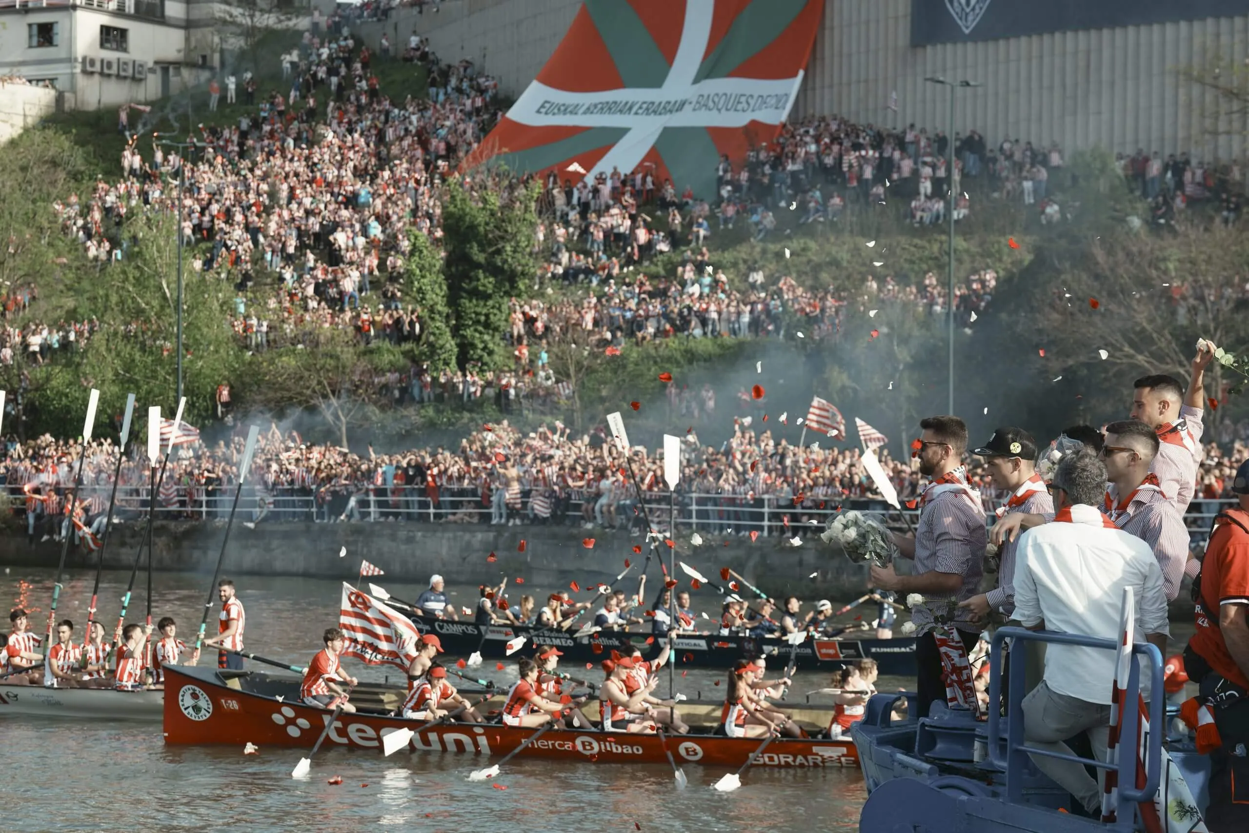 Màn ăn mừng lịch sử của Athletic Club trên sông Nervion sau 40 năm chủ đội một danh hiệu lớn