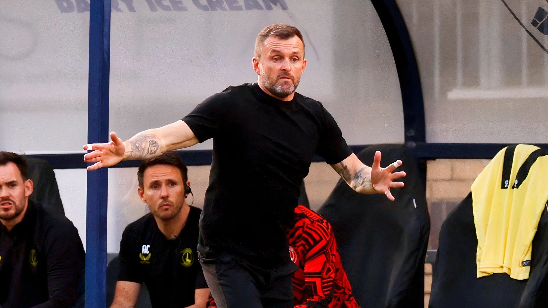 Nathan Jones ăn mừng cùng cộng đồng người hâm mộ Charlton