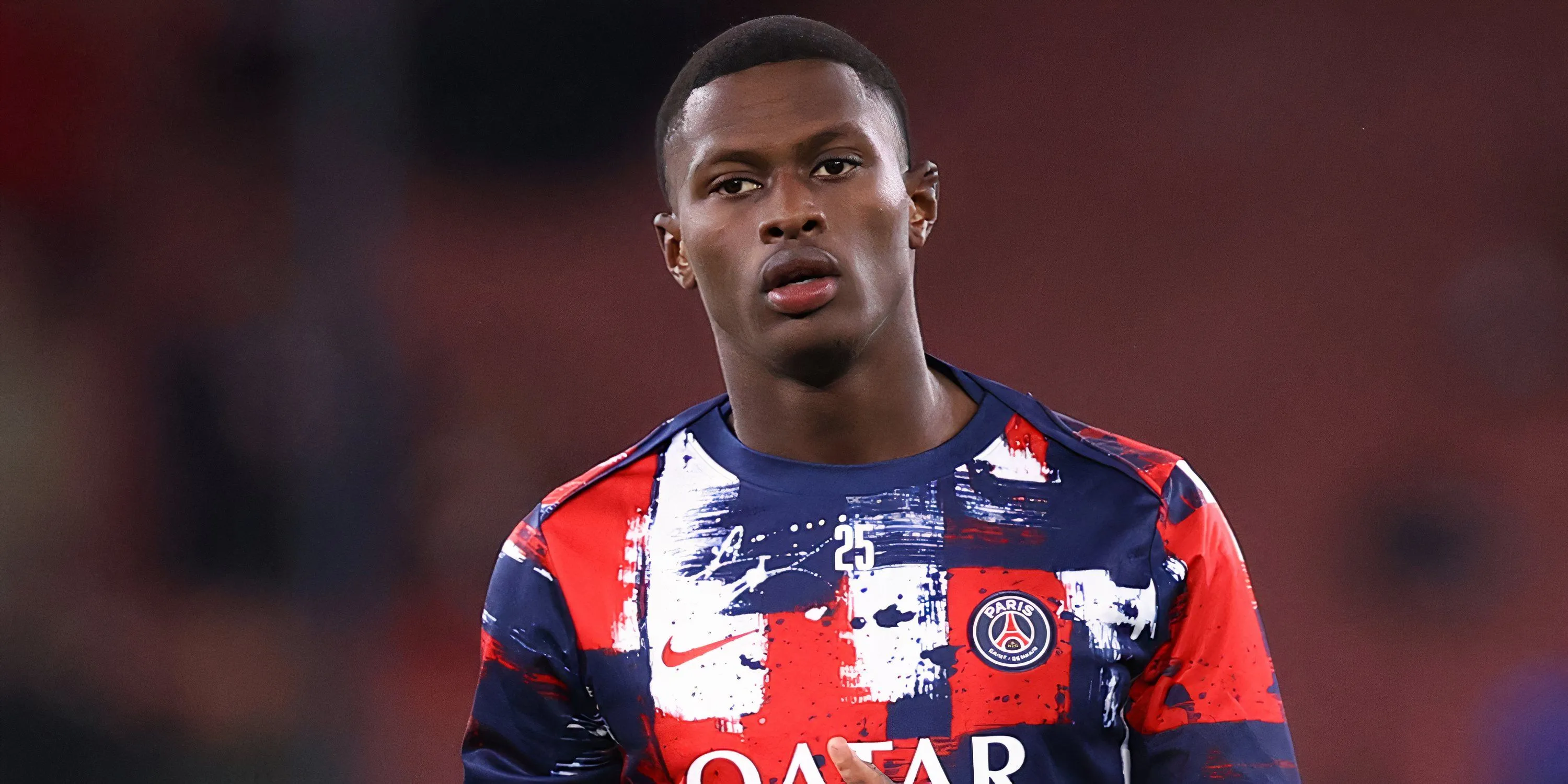 Nuno Mendes trong phút khởi động trước trận đấu tại Paris Saint-Germain