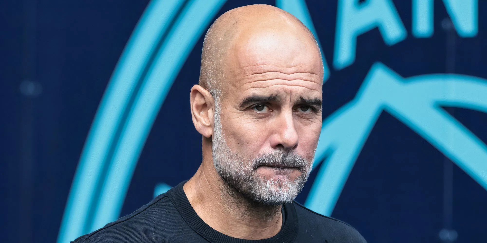 Pep Guardiola cùng cầu thủ Manchester City trong cuộc tập luyện