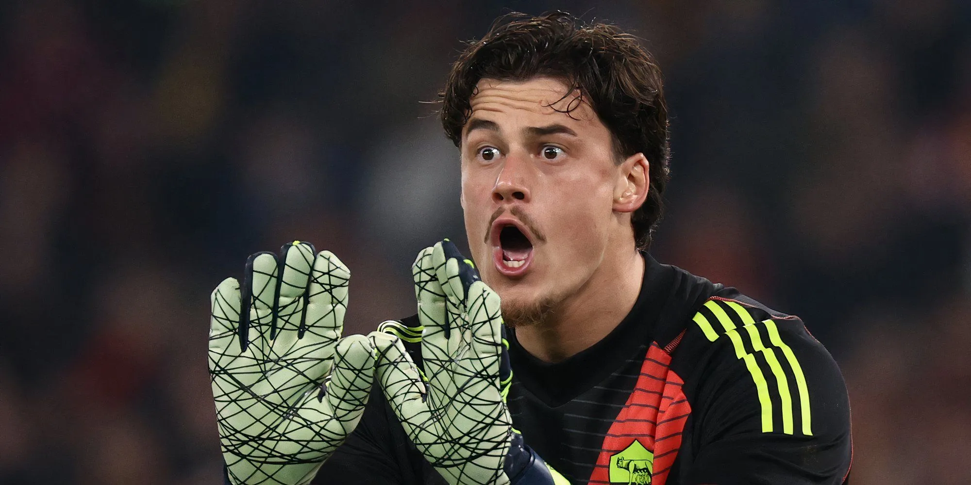 Thủ môn Mile Svilar của Roma đưa ra một pha cứu thua xuất sắc