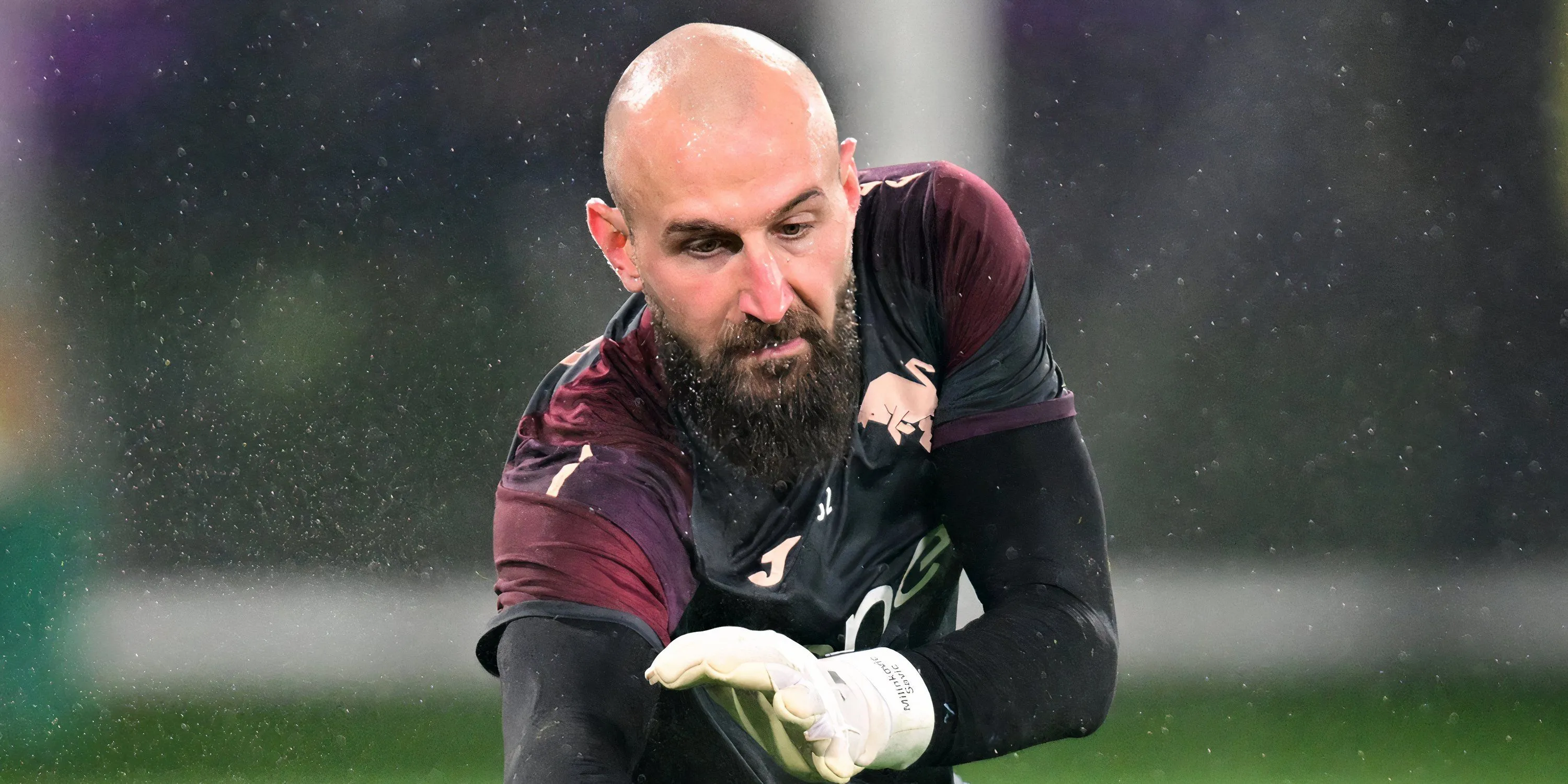 Thủ môn Vanja Milinkovic-Savic đang thực hiện một pha cứu thua