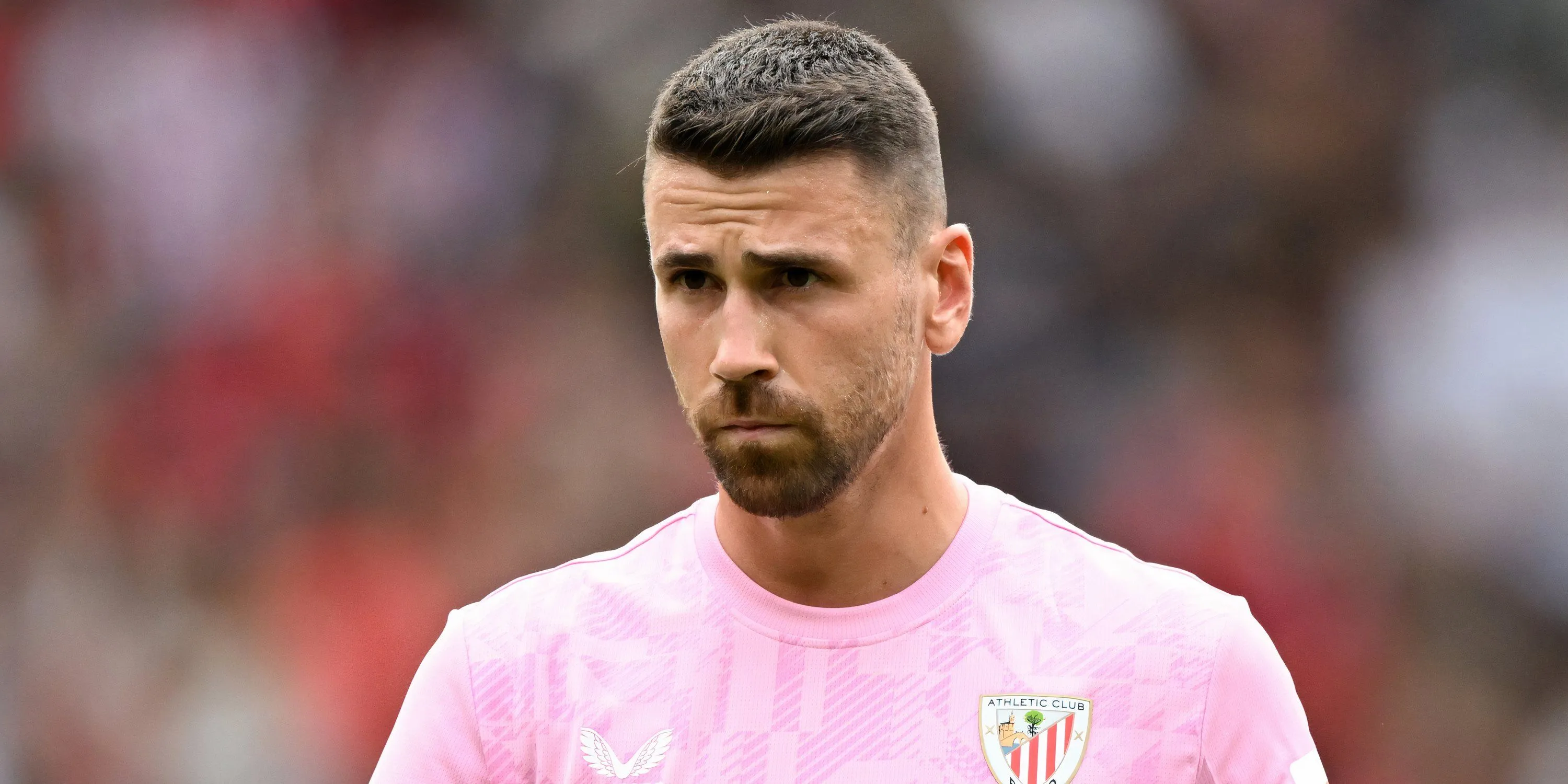 Unai Simon cản phá bóng trong trang phục Athletic Bilbao